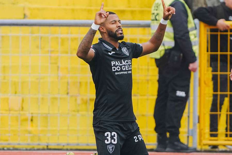 André Clóvis ao serviço do Académico Viseu
