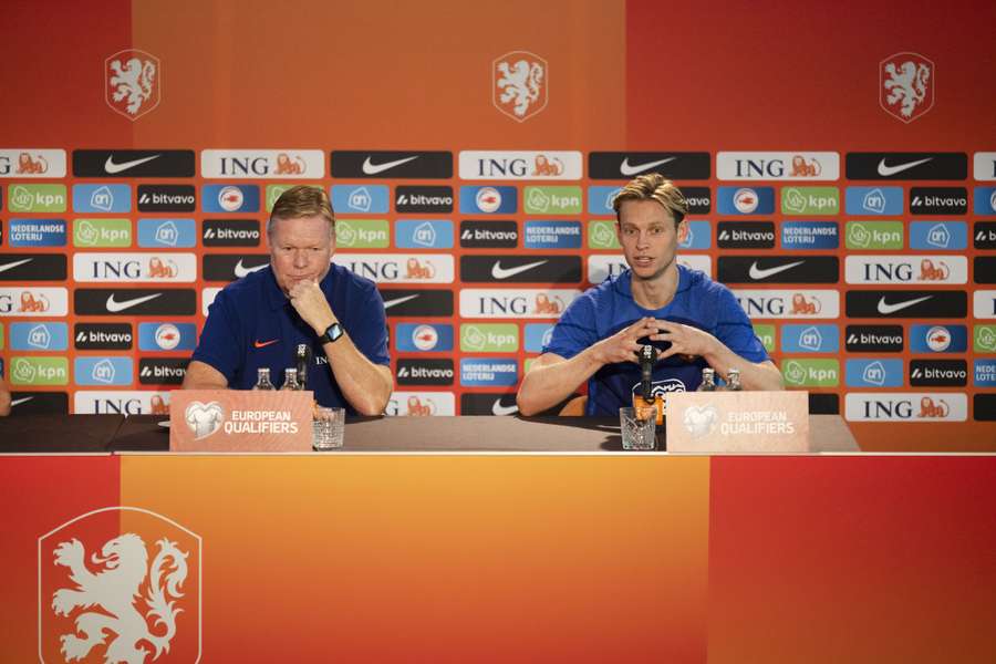 Bondscoach Ronald Koeman en Frenkie de Jong tijdens de persconferentie
