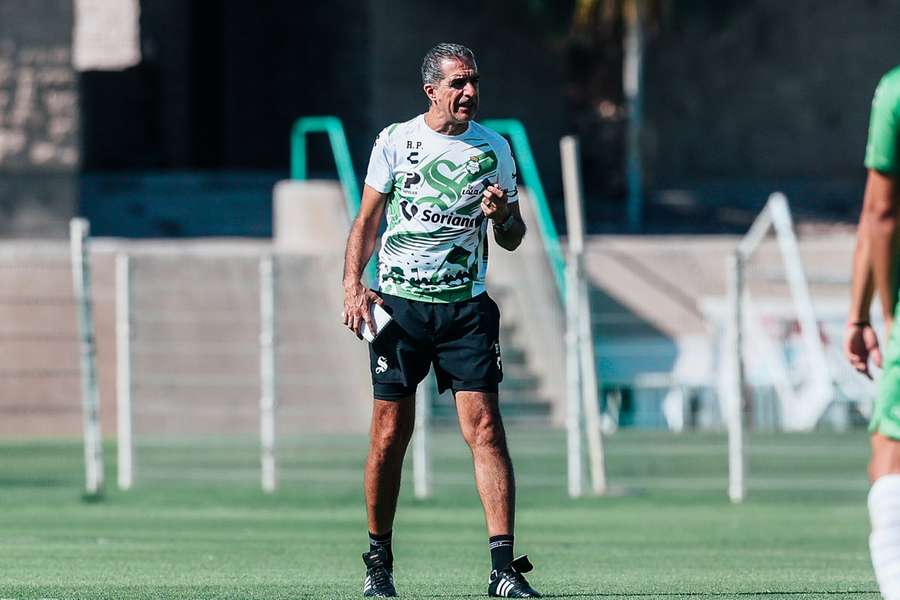 Renato Paiva no treino do Santos Laguna Renato Paiva no treino do Santos Laguna