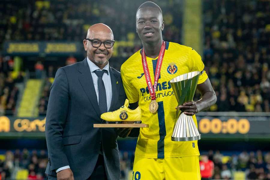 Pape Gueye, junto a Marcos Senna, embajador del Villarreal