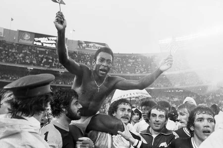 Ao todo, Pelé marcou marcou 1.087 golos com a camisola do Santos