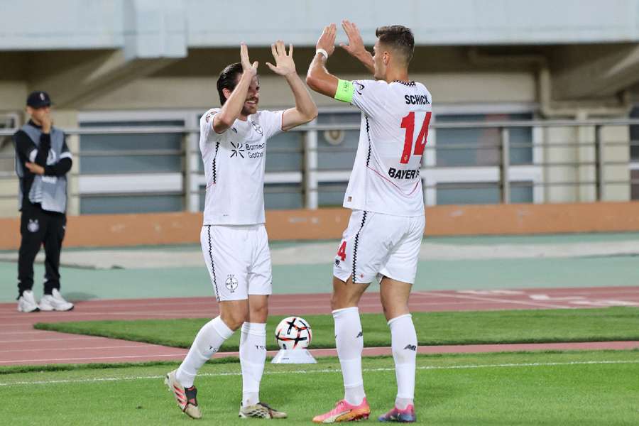 Hofmann celebrates his brace wth Schick