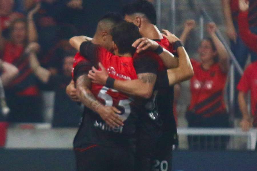 Jogadores do Athletico-PR celebram mais uma grande vitória na Série B