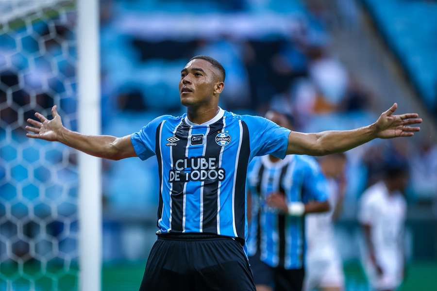 Carlos Vinícius roubou a cena em Grêmio 5x0 São Luiz