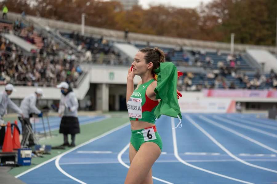 Margarida Silva ergue bandeira de Portugal