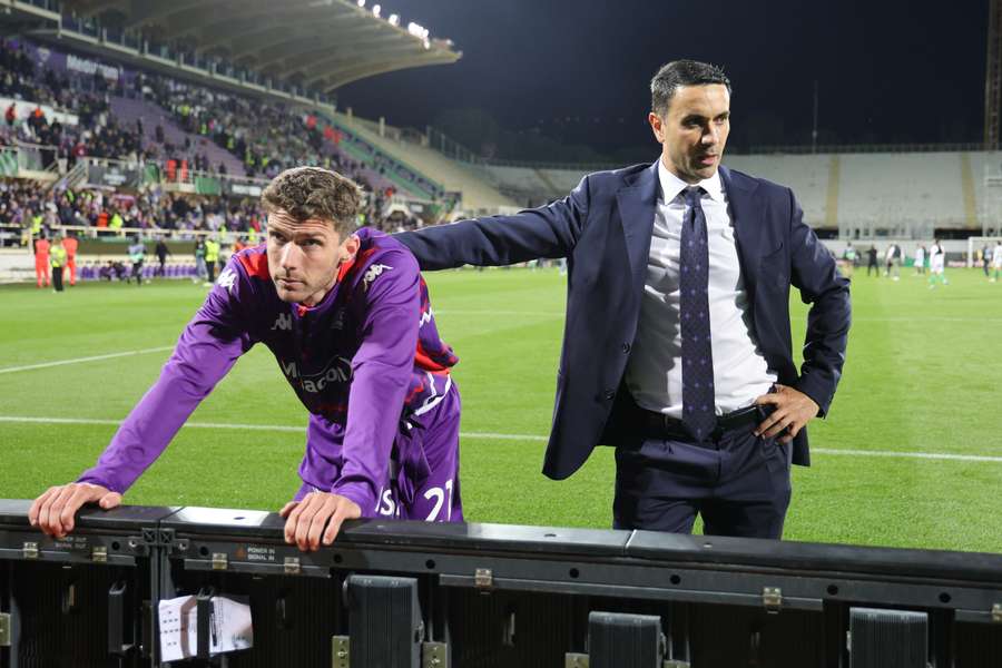 Gosens (l.) und sein Trainer Raffaele Palladino (r.) nach dem Schlusspfiff in Florenz