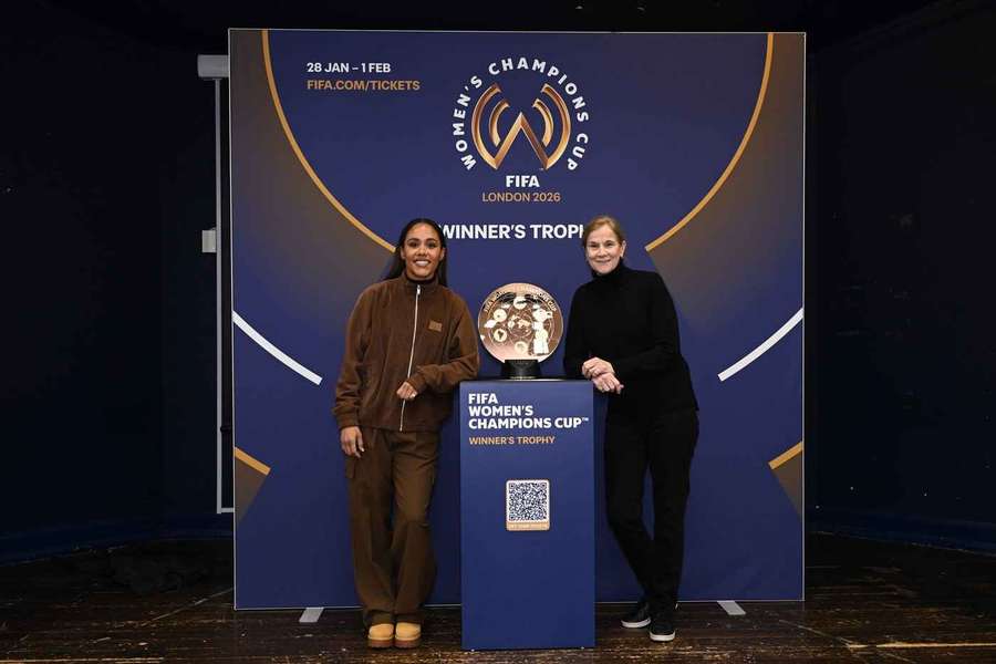 Alex Scott i Jill Ellis pozują z trofeum FIFA Women's Champions Cup w szkole Lionel Primary School 19 stycznia 2026 r. w Brentford w Anglii.