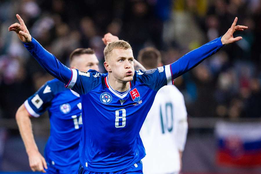 Pri debute za Slovensko rozhodol proti Severnému Írsku. Pri debute za Slovensko rozhodol proti Severnému Írsku.
