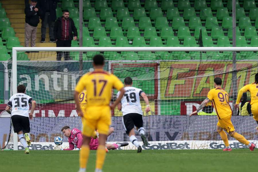 Jonathan Klinsmann lapil penaltu Alberta Cerriho.