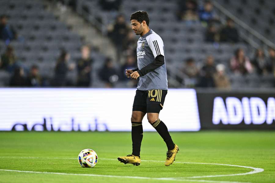Carlos Vela aquece antes de um jogo da primeira ronda dos Playoffs da Taça MLS de 2024 contra os Vancouver Whitecaps