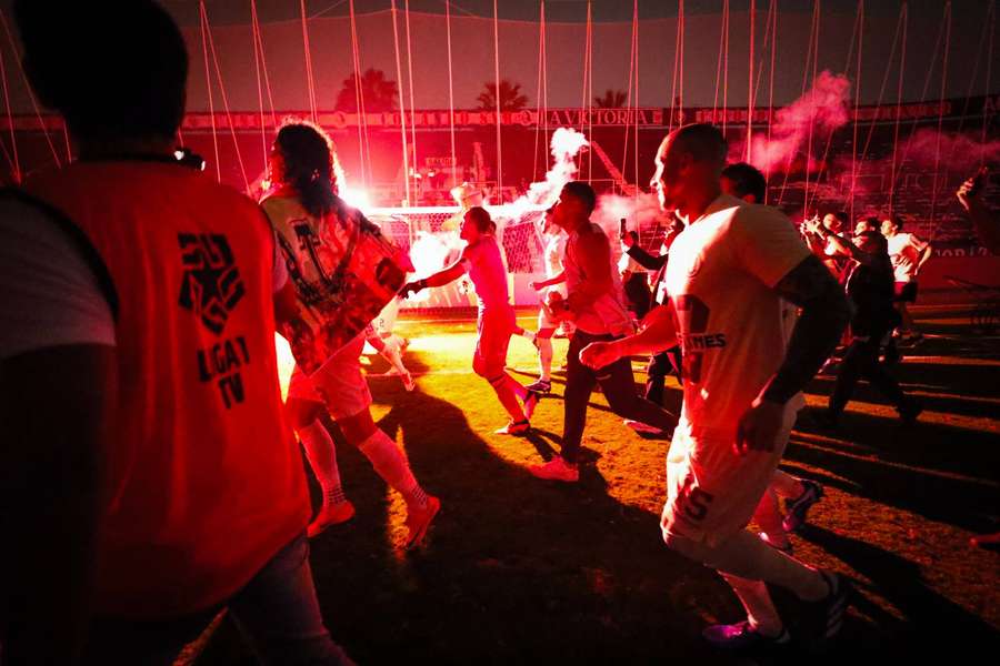 De spelers van Universitario vierden feest zonder licht.