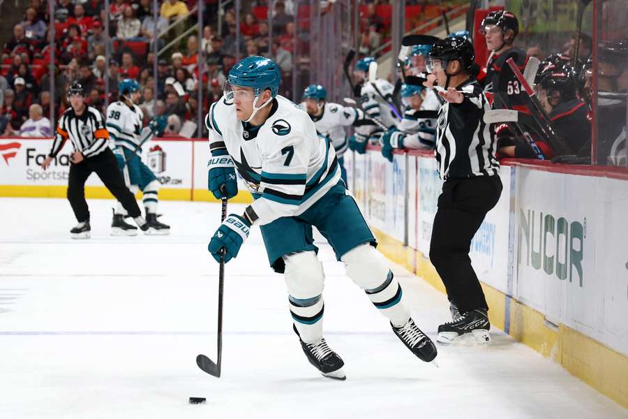NHL: Nico Sturm hat mit den San Jose Sharks einen wichtigen Sieg in Detroit eingefahren.