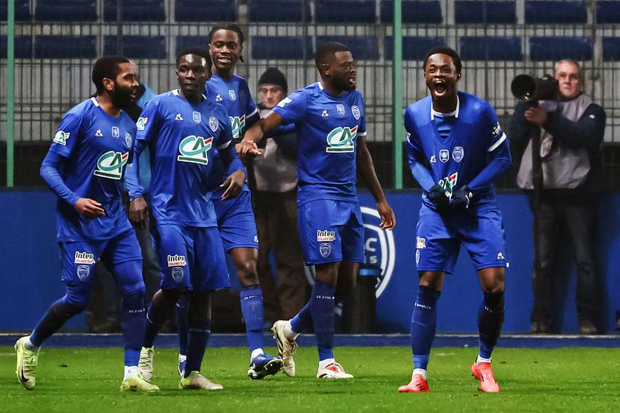 Les Troyens célébrant le but de la victoire.