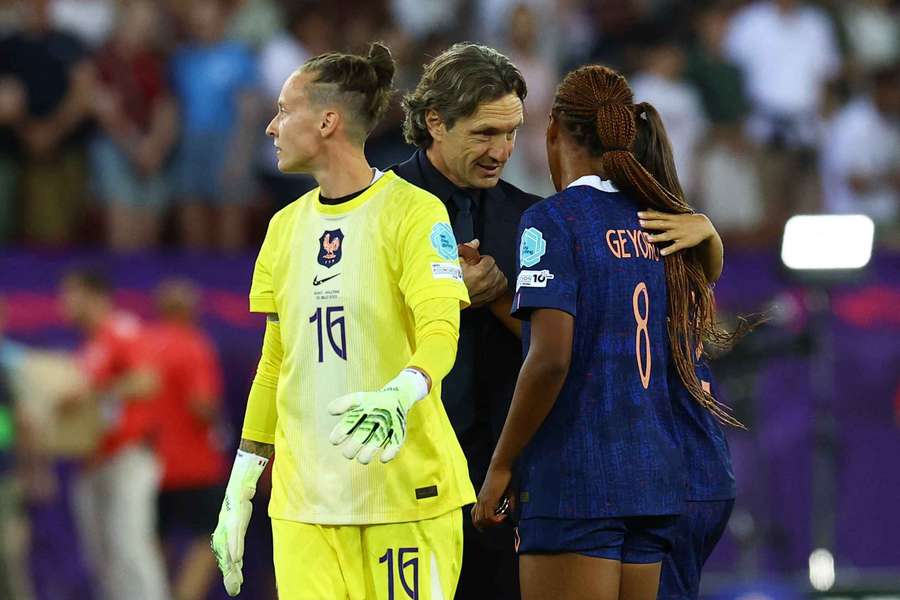 France coach Laurent Bonadei  speaks to his team