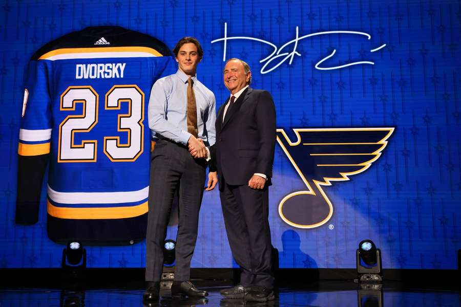 Dalibor Dvorský na podiu po výběru St. Louis Blues.