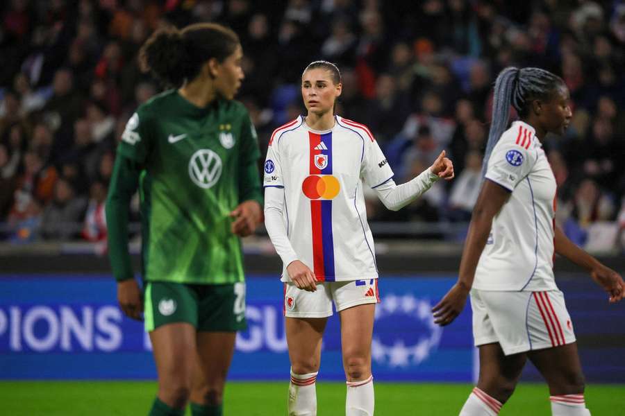 Jule Brand (M.) beim Wiedersehen mit ihrem Ex-Klub Wolfsburg Jule Brand (M.) beim Wiedersehen mit ihrem Ex-Klub Wolfsburg