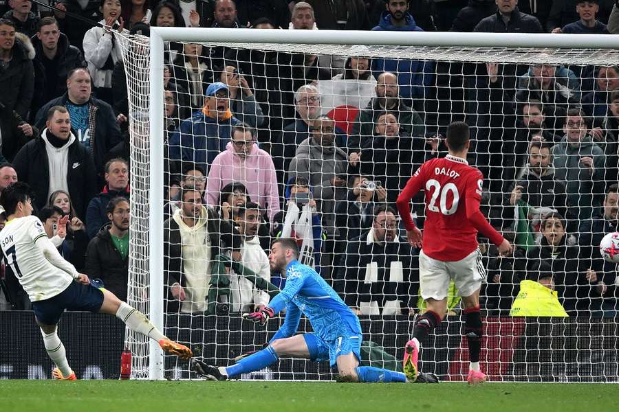 Son Heung-min van Tottenham passeert doelman David de Gea van Manchester United voor de 2-2