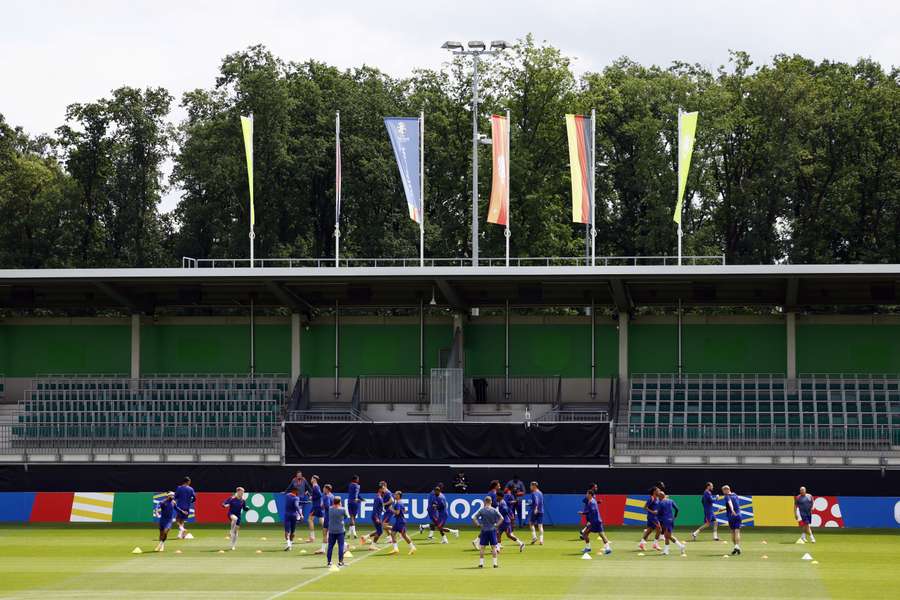 De selectie tijdens een trainingssessie van het Nederlands elftal in het AOK Stadion