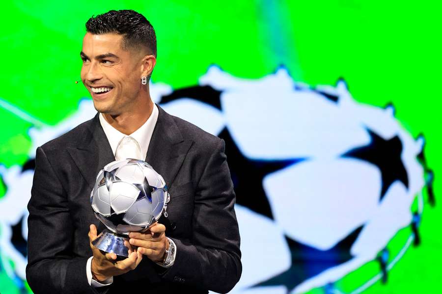 Cristiano Ronaldo recebe homenagem da UEFA durante sorteio da Champions