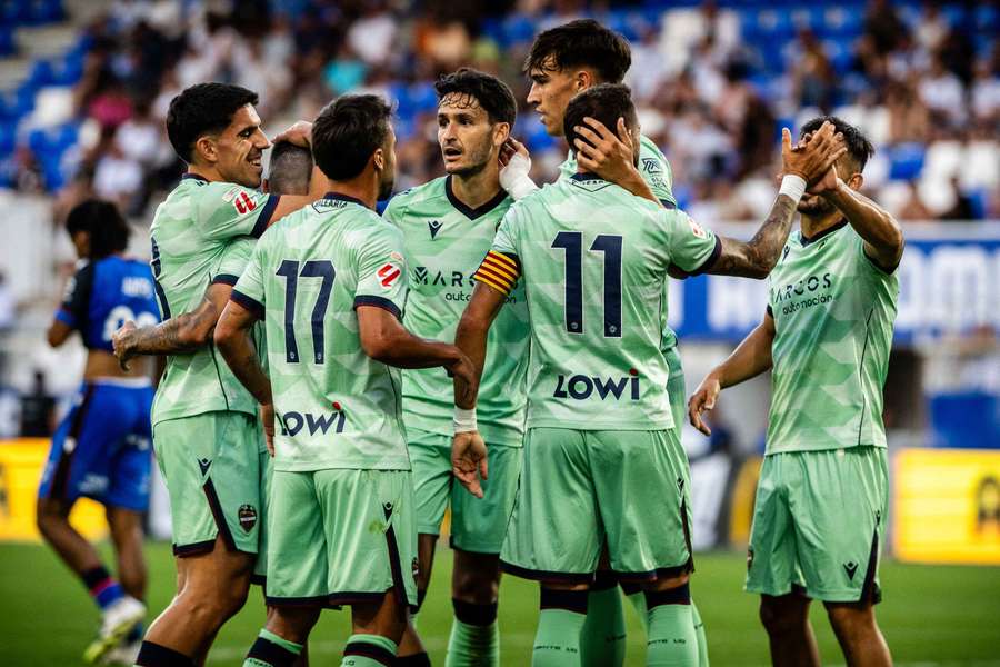 Los jugadores del Levante celebran un gol ante el Auxerre