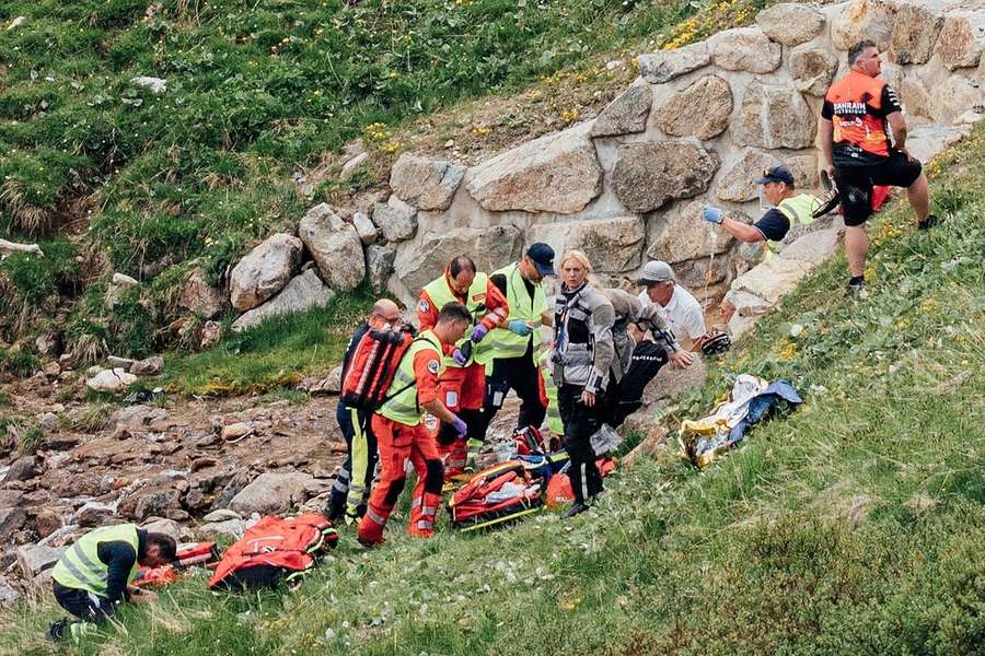 Gino Mäder bjerges efter uheldet