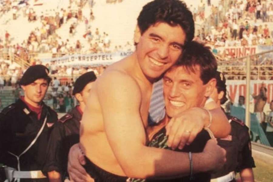 Goycochea e o abraço na lenda Maradona Goycochea e o abraço na lenda Maradona