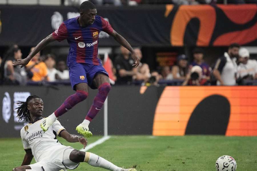 Dembélé durante disputa de bola com Camavinga