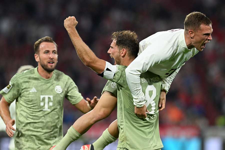 Goretzka comemora segundo gol do Bayern com seus companheiros