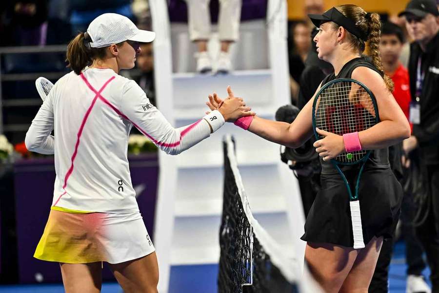 Świątek i Ostapenko podczas ich ostatniego starcia w Dausze