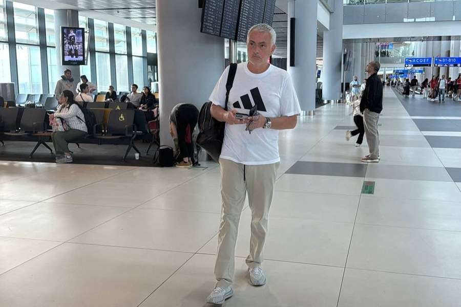José Mourinho fue despedido del Fenerbahçe y viajó este sábado a Lisboa