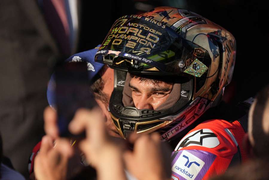 Jorge Martín, con su casco de campeón del mundo