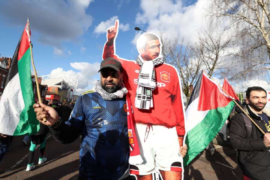 Aficionados con una pancarta de Eric Cantona