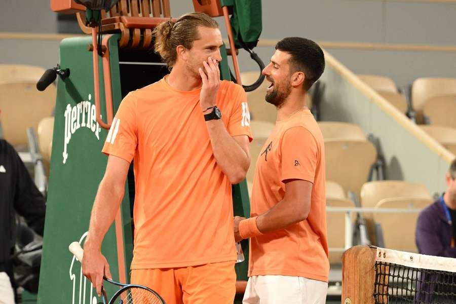Zverev și Djokovic într-o sesiune de antrenamente Zverev și Djokovic într-o sesiune de antrenamente