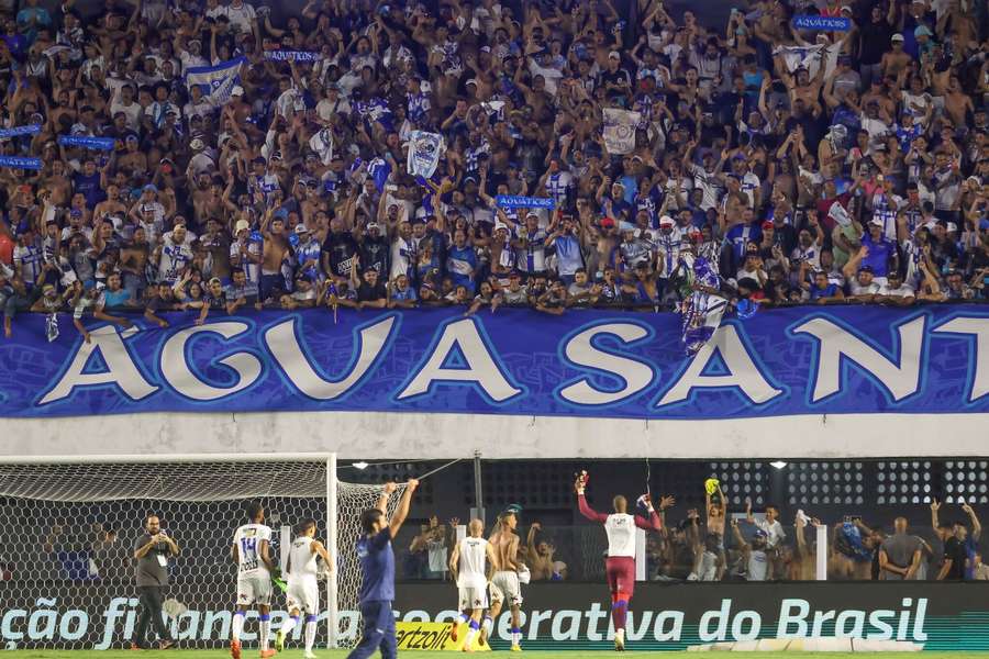 Torcida do Água Santa compareceu em bom número à Vila Belmiro