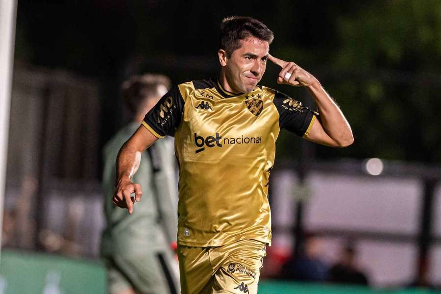 De Pena anotou belo gol de cabeça De Pena anotou belo gol de cabeça