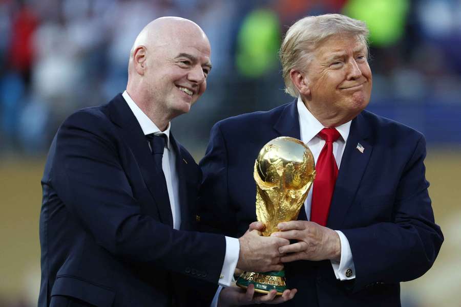 Trump a Infantino počas odovzdávania trofeje po finále MS 2026. Trump a Infantino počas odovzdávania trofeje po finále MS 2026.