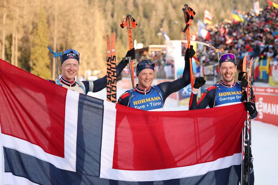 První v závodě s hromadným startem dojel Strömsheim (uprostřed).