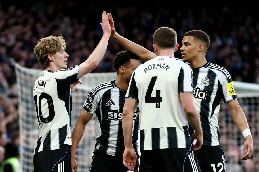 L'esultanza di Gordon dopo il gol al Chelsea