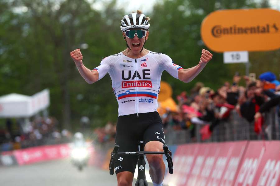 Pogacar celebra su victoria en el Giro