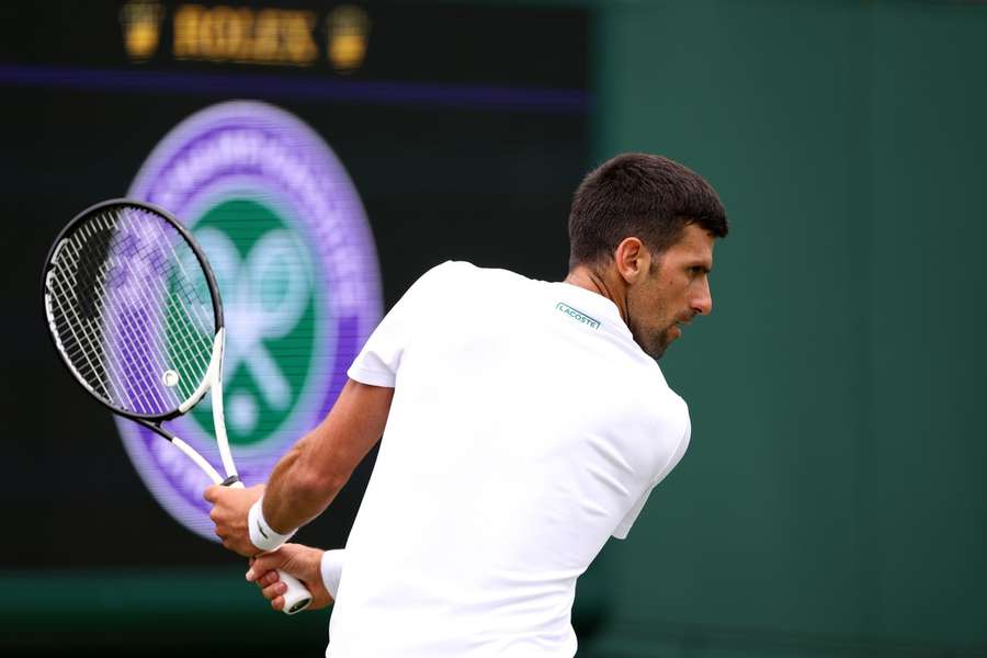  Novak Djokovic,în timpul antrenamentelor, la Wimbledon