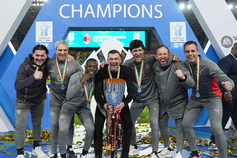 Antrenorul AC Milan, Sérgio Conceicao (centru), cu Supercupa Italiei.
