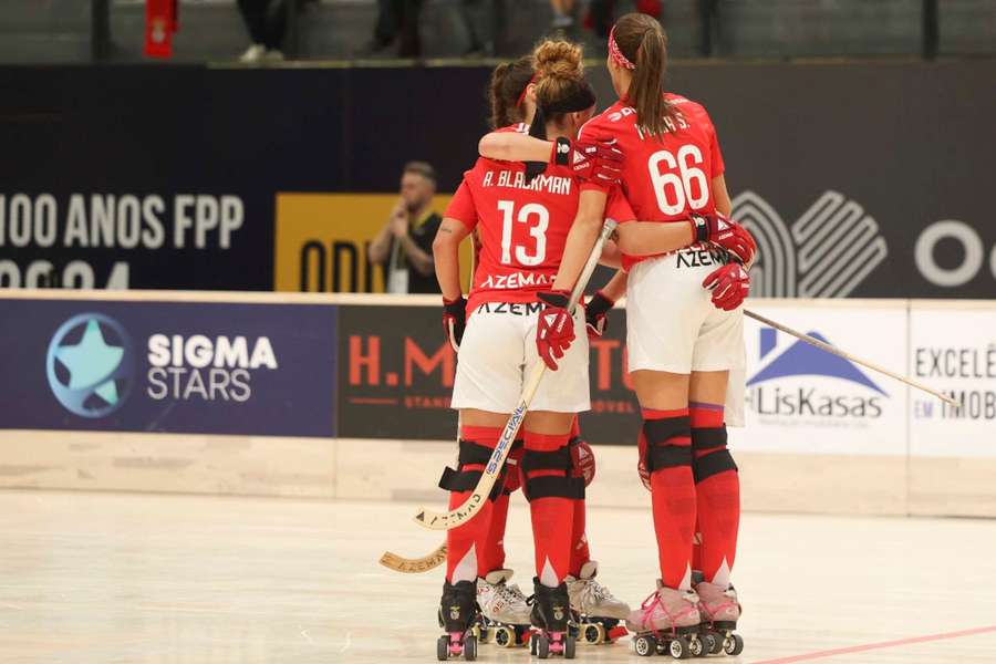 Jogadoras do Benfica celebram triunfo