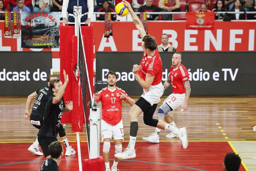 Benfica perdeu na Luz mas segue em frente na prova