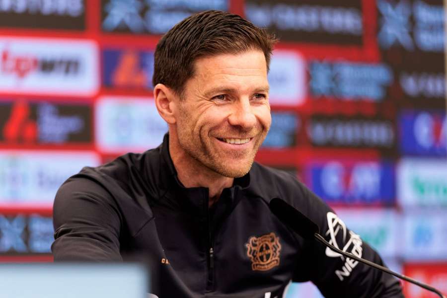 Dobře naladěný trenér Leverkusenu Xabi Alonso.
