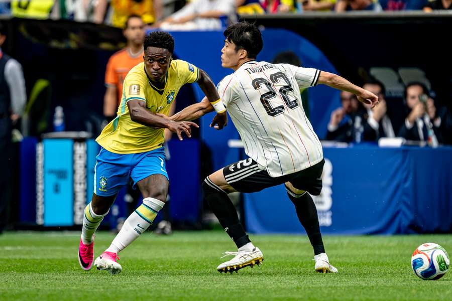 Vinicus pugnando por el balón con Tomiyasu en el partido de 1/16 de final del Mundial entre Brasil y Japón Vinicus pugnando por el balón con Tomiyasu en el partido de 1/16 de final del Mundial entre Brasil y Japón