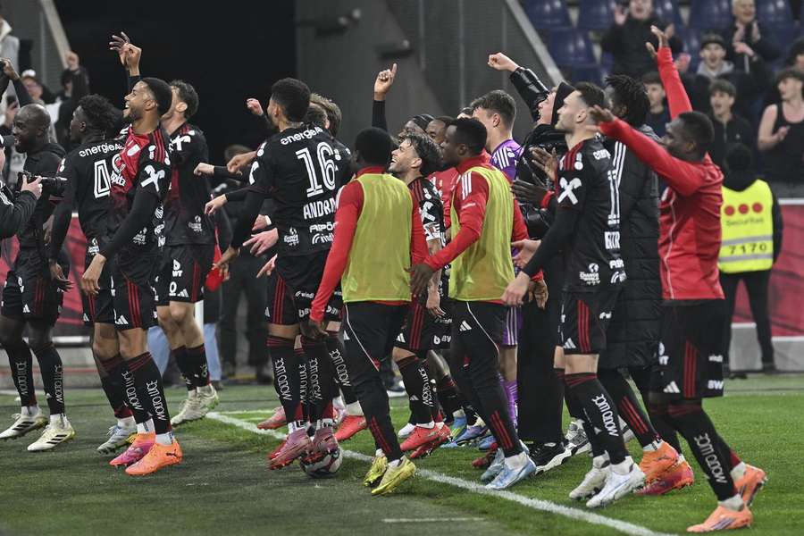 Der LASK feiert den Sieg mit seinen Fans.