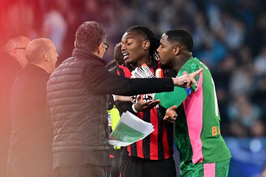 Rafael Leão, agarrado por Maignan, confronta Allegri Rafael Leão, agarrado por Maignan, confronta Allegri