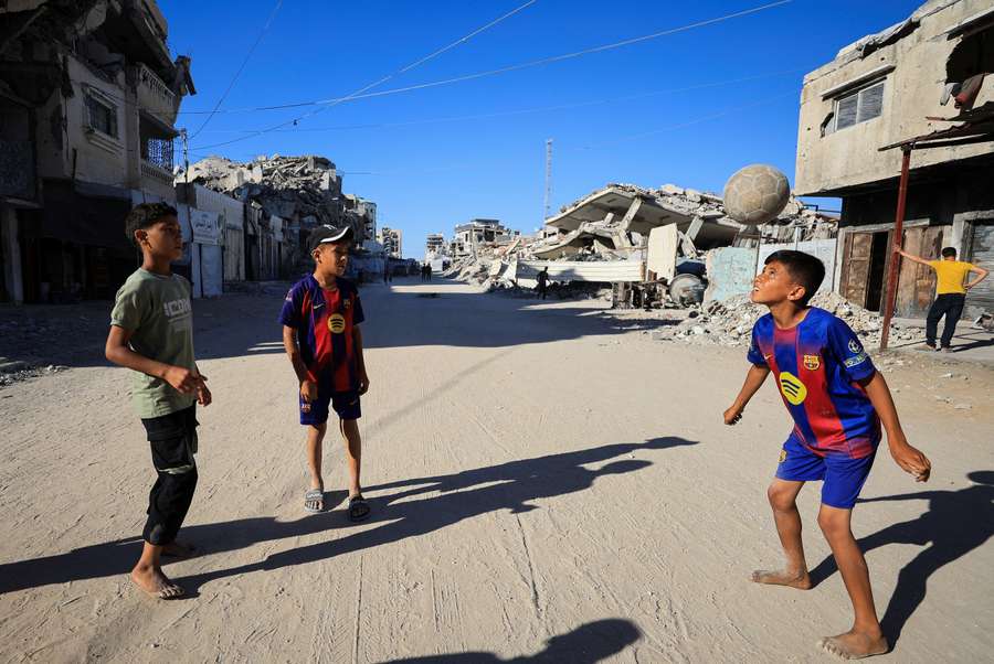 Palestinos juegan al fútbol en Gaza Palestinos juegan al fútbol en Gaza