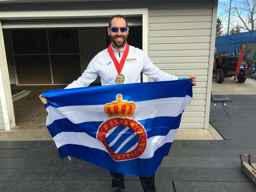 Ander Mirambell, con la bandera del Espanyol Ander Mirambell, con la bandera del Espanyol