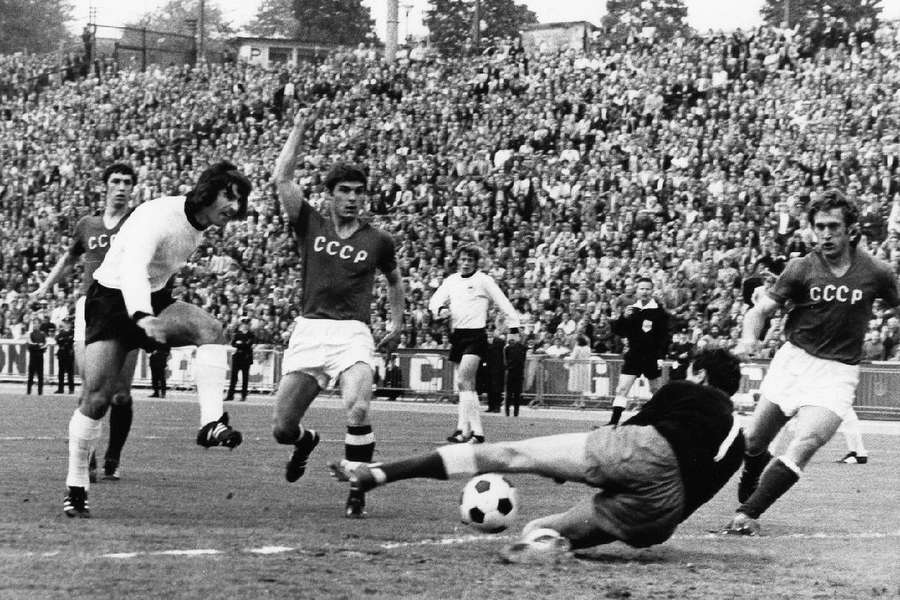 Gerd Müller (l.) maakt een doelpunt in de EK-finale van 1972